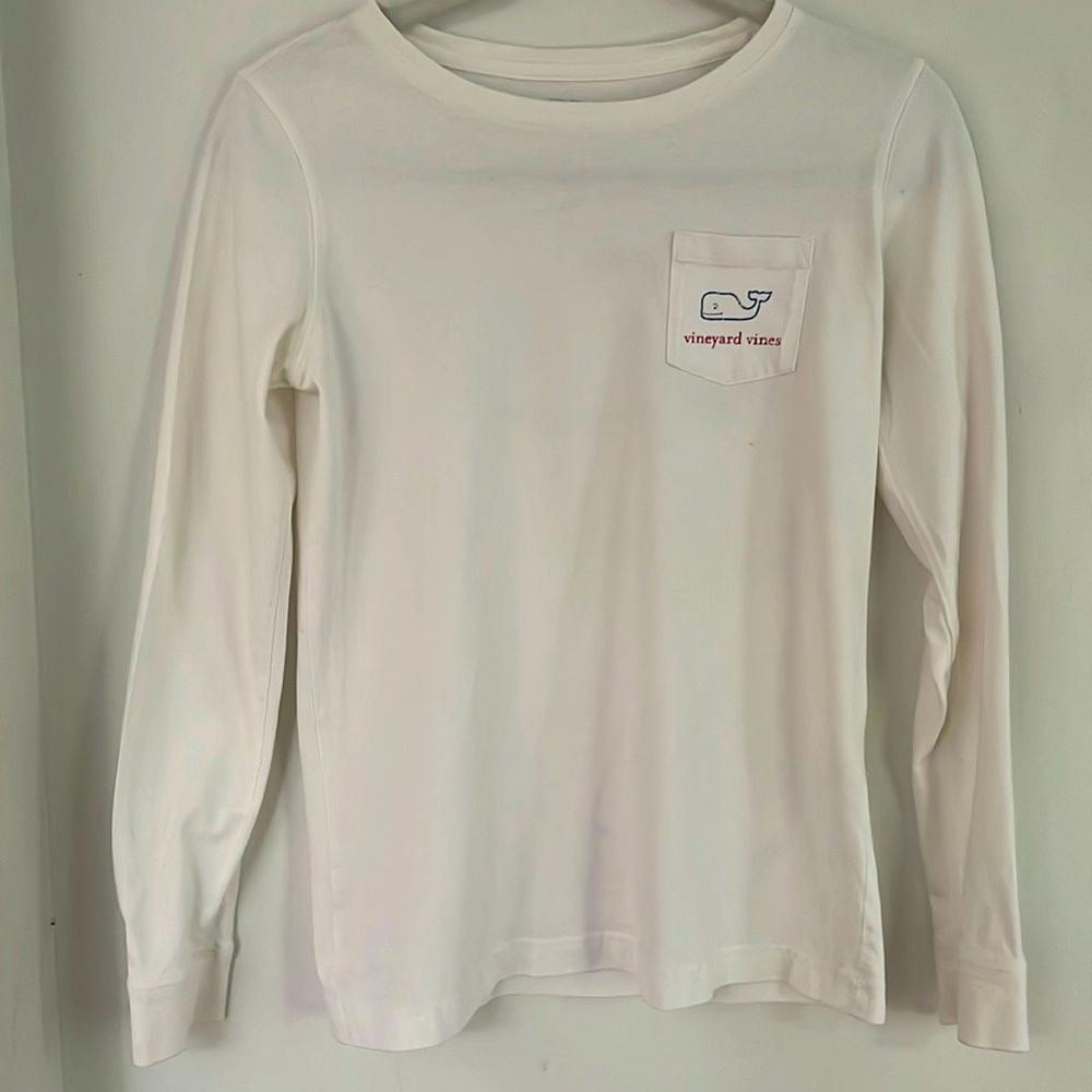 Women’s Classic long-Sleeved Vineyard Vines T-Shirt.